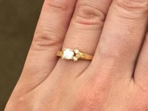 【カルティエ(Cartier)の口コミ】 婚約指輪にしては珍しいイエローゴールドです。他にもプラチナや、確かピ…