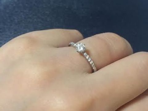 【ROYAL ASSCHER(ロイヤル・アッシャー)の口コミ】 王道的な婚約指輪の形でありながら、繊細でかわいらしい感じがしたところ…