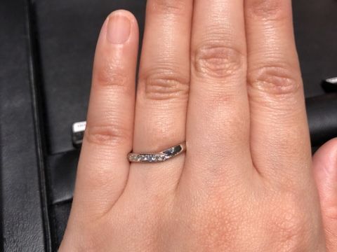 【ラザール ダイヤモンド(LAZARE DIAMOND)の口コミ】 小さいダイヤが暗いところでもキラキラ輝いて綺麗だったのと、指が細く見…