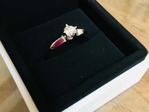 【FOREVERMARK(フォーエバーマーク)の口コミ】 婚約指輪あれやこれやとつけましたが、1粒ダイヤがキラキラのこちらにしま…