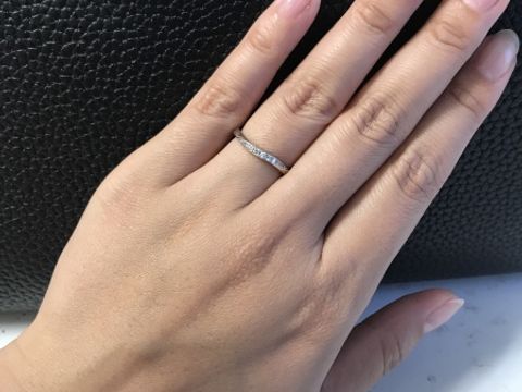 【アイプリモ(I-PRIMO)の口コミ】 当初色々悩んでいたのですが、婚約指輪と重ね付けしやすいものを持って来…
