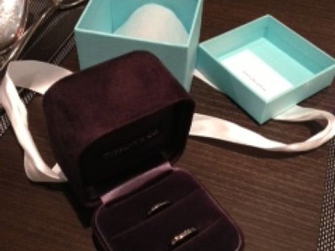 【ティファニー(Tiffany & Co.)の口コミ】 決め手となったのはシンプルさと細さ。夫婦ともに指が細く、一般的な外国…