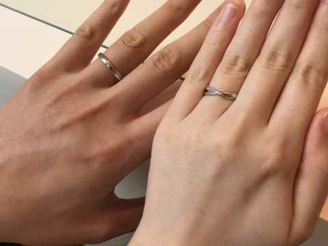 【JEWELRY  KAMATA(ジュエリーかまた)の口コミ】 女性の指輪はリボンのようなクロスされたデザインで、男性の指輪はそのク…