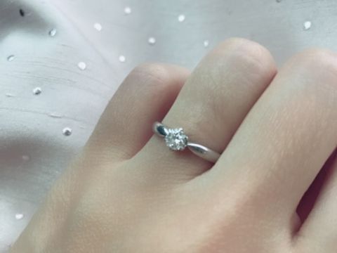 【ROYAL ASSCHER(ロイヤル・アッシャー)の口コミ】 一番初めに見た指輪が、ロイヤルアッシャーの指輪でした。
ダイヤモンドが…