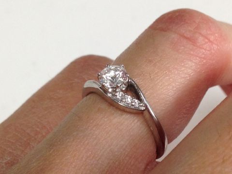 【ラザール ダイヤモンド(LAZARE DIAMOND)の口コミ】 限定モデルだったので、店頭に大きなポスターが出ており、派手な指輪だな…