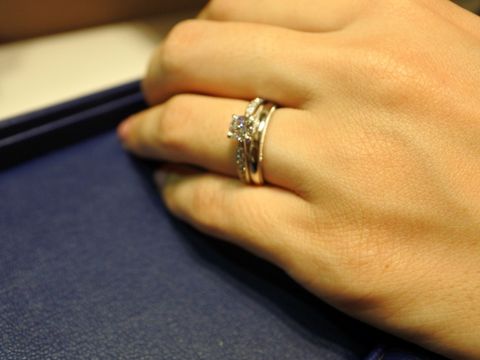 【銀座ダイヤモンドシライシの口コミ】 婚約指輪でダイヤモンドの輝きを楽しみたかったので、結婚指輪は、ダイヤ…