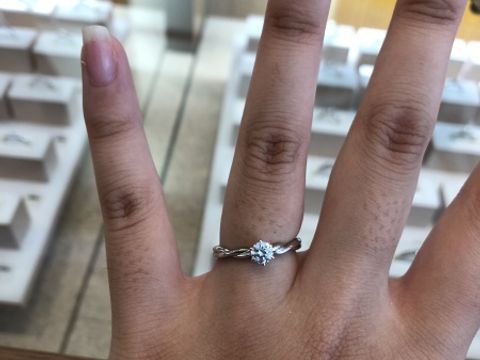 【アネリディギンザ(ANELLI DI GINZA)の口コミ】 ねじれのある特徴的なリングのデザインで、シンプルながらもとても存在感…