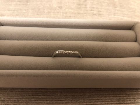 【ティファニー(Tiffany & Co.)の口コミ】 ティファニーに憧れがあったのと、指が太いのでカーブしていて、ダイアモ…