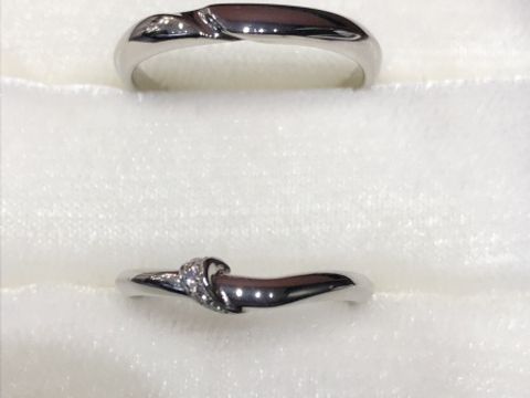 【俄(にわか)の口コミ】 2人の固い絆を『結び』という形で表現されたリングでした。

ウェーブのリ…