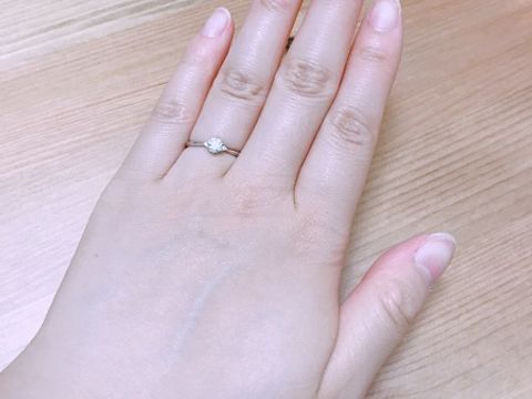 【VENUS TEARS(ヴィーナスティアーズ)の口コミ】 1.デザインがシンプルで、いわゆる婚約指輪と一目でわかること、2.当日購…
