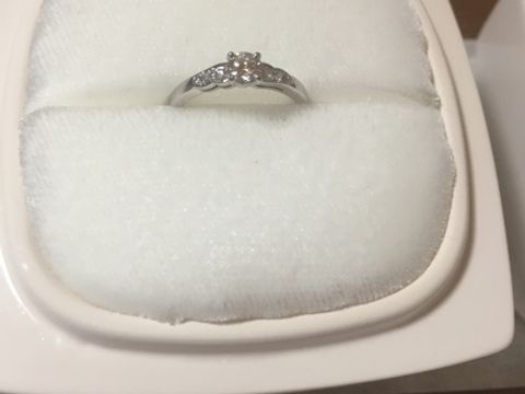 【俄(にわか)の口コミ】 シンプルで上品なデザインで、すぐに決めました。ダイヤがたくさんついた…