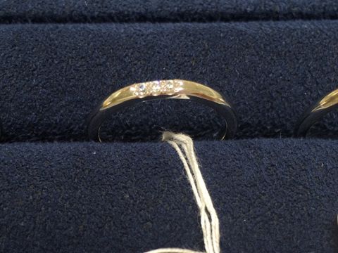 【4℃ BRIDAL(ヨンドシーブライダル)の口コミ】 とてもシンプルなストレートのプラチナリングで、3石のダイヤもまっすぐ入…