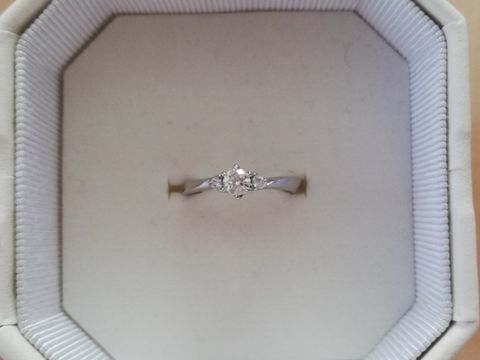 【4℃ BRIDAL(ヨンドシーブライダル)の口コミ】 一粒ダイヤの指輪ではなく、少し華やかにメレダイヤがついている指輪が希…