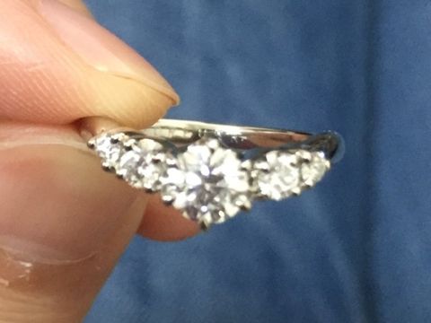 【4℃ BRIDAL(ヨンドシーブライダル)の口コミ】 指が細く長く見えるデザインで、装用したときの感じが一番綺麗でした。ス…