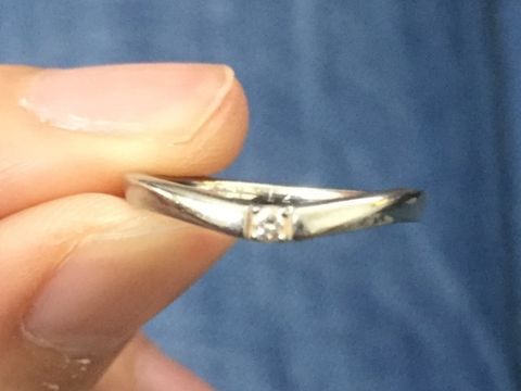 【4℃ BRIDAL(ヨンドシーブライダル)の口コミ】 婚約指輪を4℃で購入したので、同一ブランドで、重ね付けできるV字形デザイ…