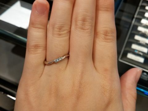 【エクセルコダイヤモンド(EXELCO DIAMOND)の口コミ】 ・婚約指輪を買わなかったので、ダイヤが目立って良い。
・指が太いので斜…
