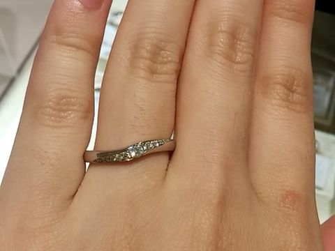 【TRECENTI(トレセンテ)の口コミ】 流れるメレダイヤと真ん中に大きなダイヤがあり、華やかで目に入りました…