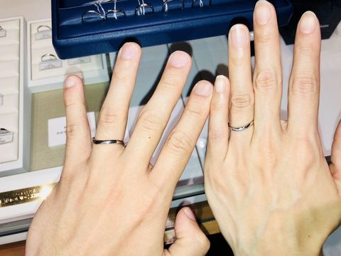 【銀座ダイヤモンドシライシの口コミ】 カーブしたデザインの中でも、指が綺麗に見えるこちらのデザインにしまし…