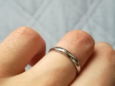 【Something Blue(サムシングブルー)の口コミ】 この指輪を決めた理由はデザインと価格です。
デザインは各ブランドから似…