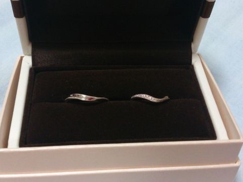 【アイプリモ(I-PRIMO)の口コミ】 結婚指輪の決めてとなったのはデザインでした。
雑誌等でみて、小さいダイ…