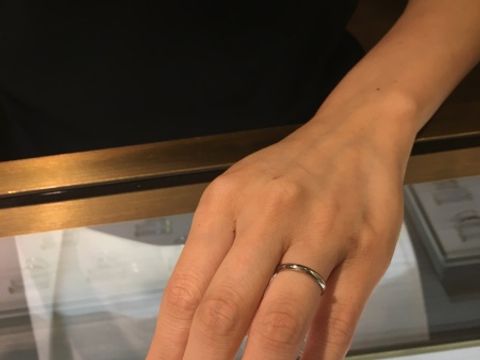 【カルティエ(Cartier)の口コミ】 シンプルだからこそ、プラチナの質と、つけ心地にこだわって見ました。
ど…