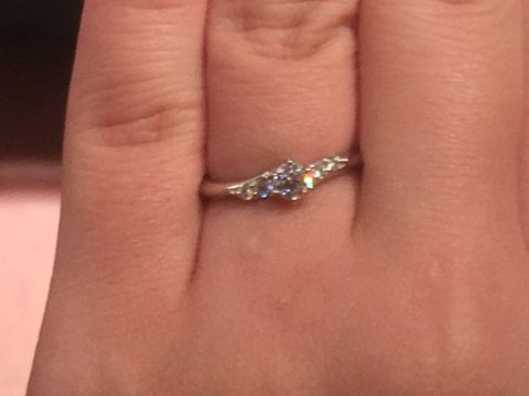 【銀座ダイヤモンドシライシの口コミ】 2種類くらいで悩みましたが、今後結婚指輪を買うことも考えて、結婚指輪と…