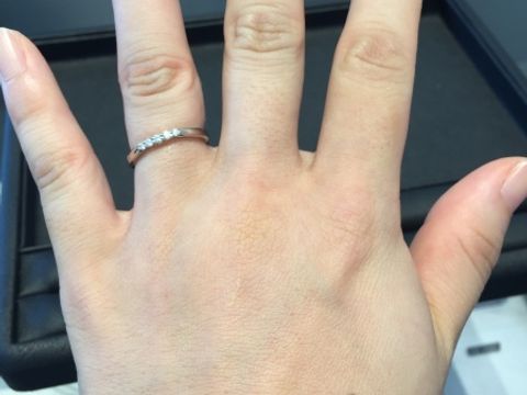 【エクセルコダイヤモンド(EXELCO DIAMOND)の口コミ】 メレダイヤが埋め込まれてて、とてもゴージャスではないが、かと言ってシ…