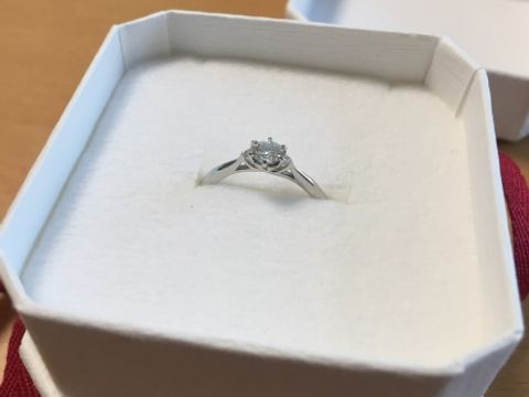 【ひなの口コミ】 結婚指輪同様に、派手なデザインは控えたかったので、小ぶりで、華奢な婚…