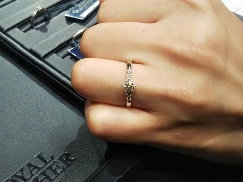 【ROYAL ASSCHER(ロイヤル・アッシャー)の口コミ】 白く輝くダイヤモンドが上品な光を放っており「ロイヤル」という称号に相…