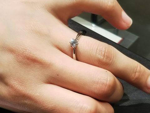 【ラザール ダイヤモンド(LAZARE DIAMOND)の口コミ】 シンプルなデザインの指輪は虹色にキラキラと輝くダイヤモンドの光を際立…