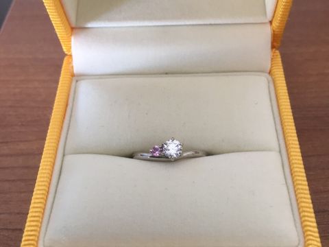 【ケイウノ ブライダル(K.UNO BRIDAL)の口コミ】 ダイヤとピンクサファイアの並んだ感じがとても可愛かったからです。また…