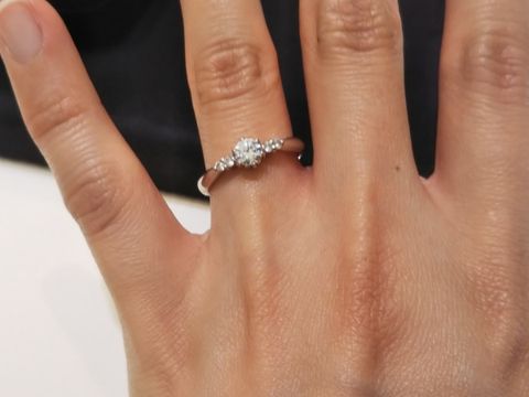 【GALA JEWELRY(ガラジュエリー)の口コミ】 ダイヤモンドの大きさと美しさです。婚約期間だけでなく、年齢を重ねてか…