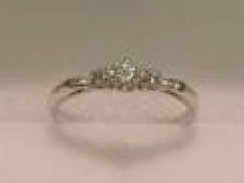 【サマンサシルヴァブライダルの口コミ】 ディズニーのシンデレラコラボということで、センターの石のサイドに青い…