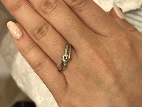【Mariage ent(マリアージュエント)の口コミ】 センターのダイヤモンドが華やか見えるようにサイドにも小さなダイヤモン…