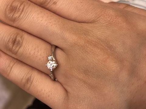 【銀座ダイヤモンドシライシの口コミ】 リングの形に動きがあるため、指馴染みがよく、細く長く見えます、と言わ…