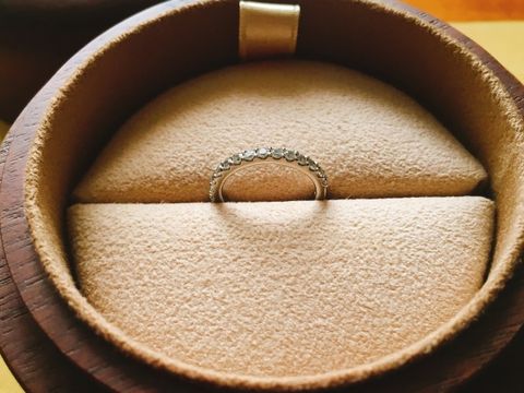 【COLANY(コラニー)の口コミ】 ハーフエタニティのデザインを探していたので、こちらのデザインはダイヤ…