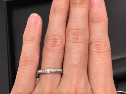 【ラザール ダイヤモンド(LAZARE DIAMOND)の口コミ】 下にスペースがあり、重ね着けをしたようなデザインになっております。ハ…