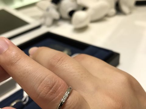 【4℃ BRIDAL(ヨンドシーブライダル)の口コミ】 ダイヤが3個付いており、価格も手頃で可愛いデザインでした！ダイヤ付きで…