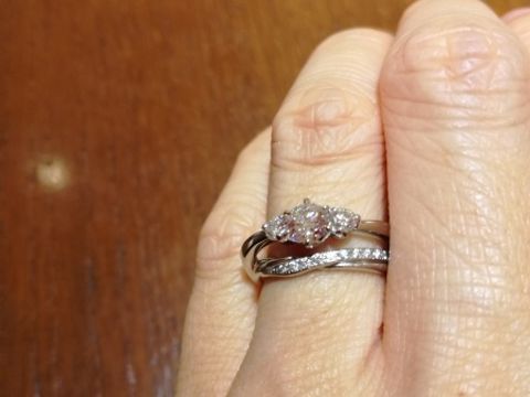 【TRECENTI(トレセンテ)の口コミ】 両サイドに大きめのメレダイヤが2石ついたデザインですので、手元をより華…