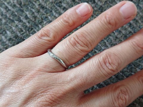 【ヴァンドーム青山(VENDOME AOYAMA)の口コミ】 指にフィットして流れるようなデザインでした。小さなダイヤモンドが五つ…