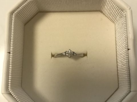 【4℃ BRIDAL(ヨンドシーブライダル)の口コミ】 結婚指輪と重ね付けしたときに、とてもキレイだったことが決めてです。
ま…