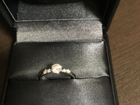 【ラザール ダイヤモンド(LAZARE DIAMOND)の口コミ】 ストレートで、サイドに石が付いているものを探していました。ドリルトン…