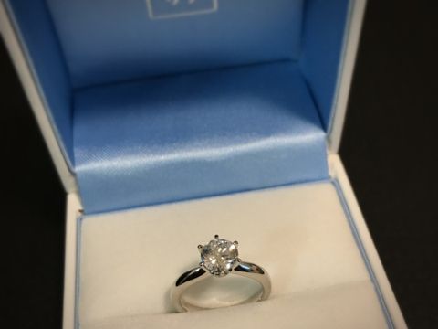 【GALA JEWELRY(ガラジュエリー)の口コミ】 ハイブランドを検討していましたが、小さなダイヤでは物足りず問屋系を検…