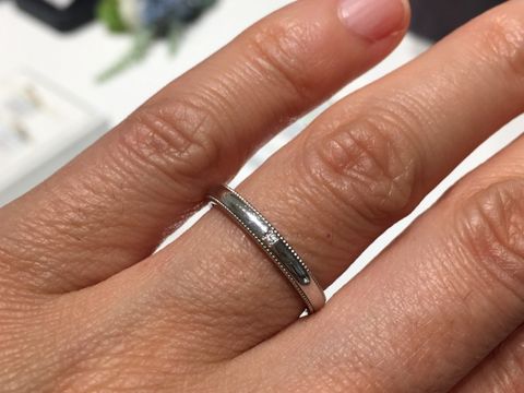 【銀座ダイヤモンドシライシの口コミ】 色んな形やデザインの指輪をはめてみましたが、ミル打ちがキラキラして可…