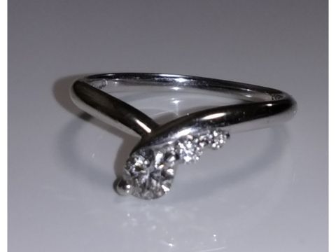 【ケイウノ ブライダル(K.UNO BRIDAL)の口コミ】 流れ星を模したかなり深いＶ字の形のリングを見て、普段使いもできるよう…