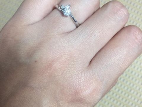 【俄(にわか)の口コミ】 オーソドックスなデザインの婚約指輪だと、なかなかつけることもなくなり…