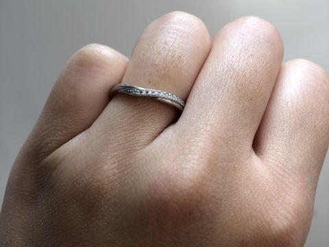 【銀座ダイヤモンドシライシの口コミ】 婚約指輪との重ね付けをしたときのフィット感、指が綺麗に見えるデザイン…