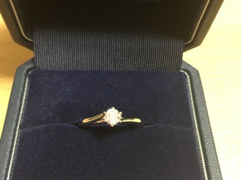 【銀座ダイヤモンドシライシの口コミ】 結婚指輪と重ね付けできるものを探していました。結婚指輪とセットではあ…