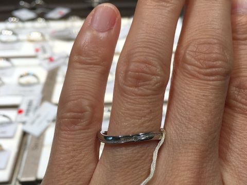 【アイプリモ(I-PRIMO)の口コミ】 ミル打ちがキラキラして可愛かったので探していました。
この指輪は中央に…