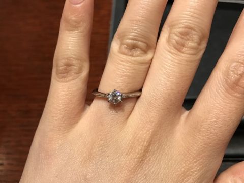 【ラザール ダイヤモンド(LAZARE DIAMOND)の口コミ】 どの角度から見てもダイヤモンドがより一層綺麗に見えるように、光が入り…